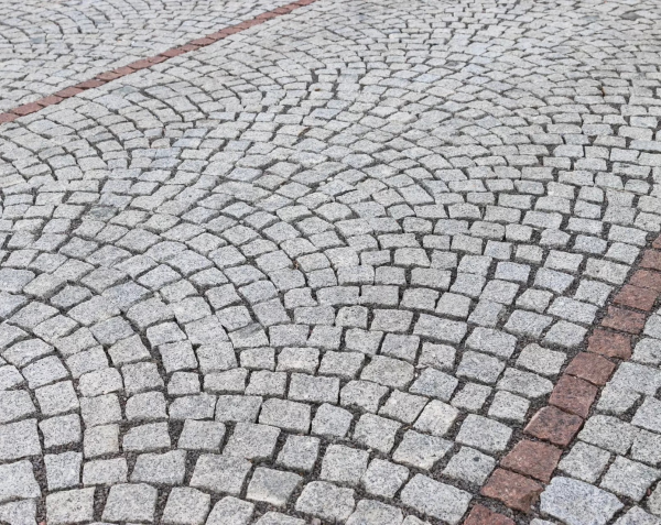 Dlažobná kocka Žula Bianco Nero od STONE TRADE v oblúkovom vzore s deliaci­mi líniami