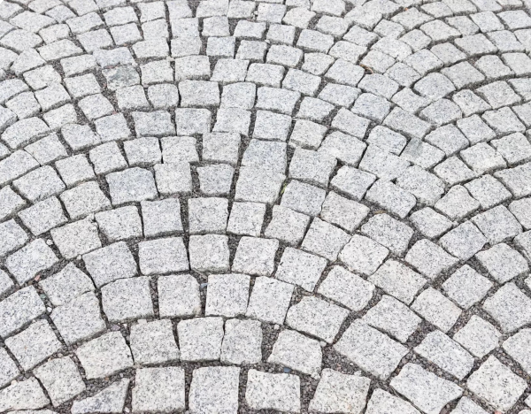 Oblúkový vzor dlažby zo sekaných kamenných kociek Žula Bianco Nero od STONE TRADE