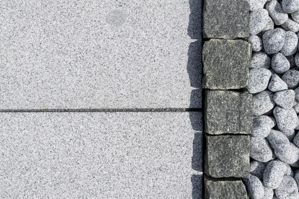 Žula Nero kamenná kocka v kombinácii s dlažbou a okruhliakmi – STONE TRADE