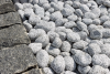 Žula Nero kamenná kocka a žulové okruhliaky – detail – STONE TRADE