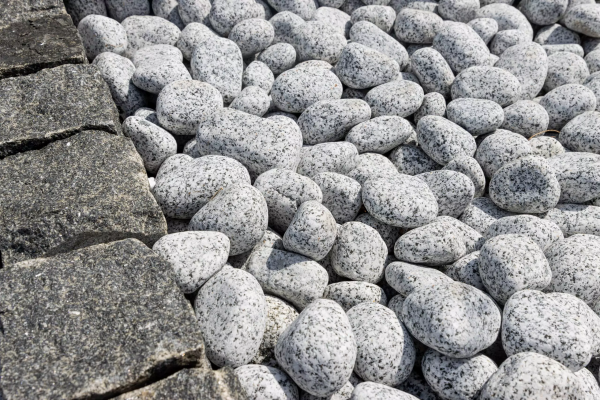 Žula Nero kamenná kocka a žulové okruhliaky – detail – STONE TRADE