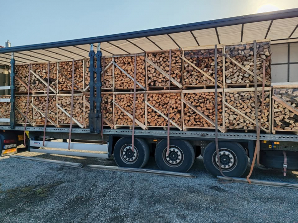 Rozvoz a logistika bukového palivového dreva kamiónom STONE TRADE po celom Slovensku