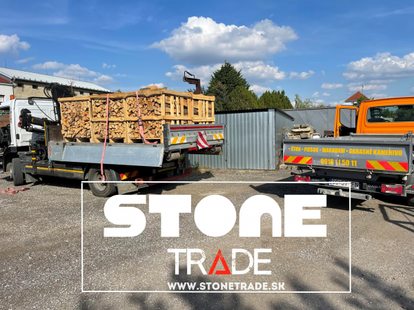 Auto s hydraulickou rukou STONE TRADE pri rozvoze palivového dreva a materiálu