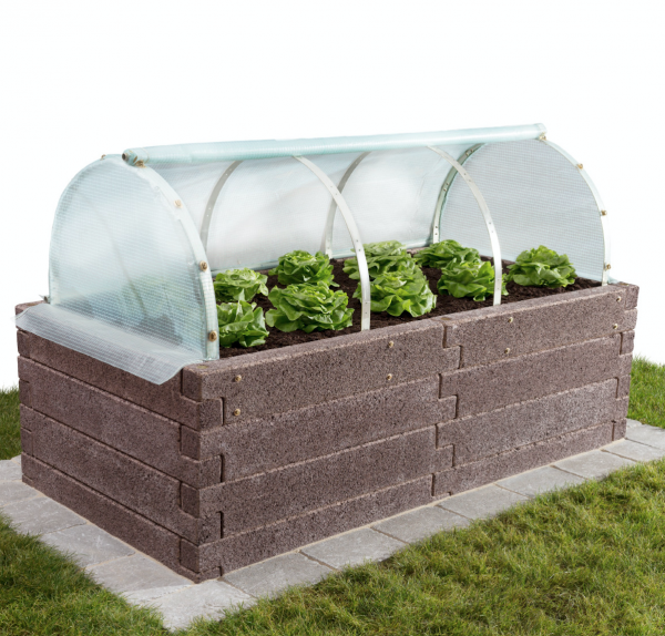 Fóliovníková nadstavba pre vysoký záhon Durisol tvaru obdĺžnika R s priehľadnou fóliou a šalátom.
