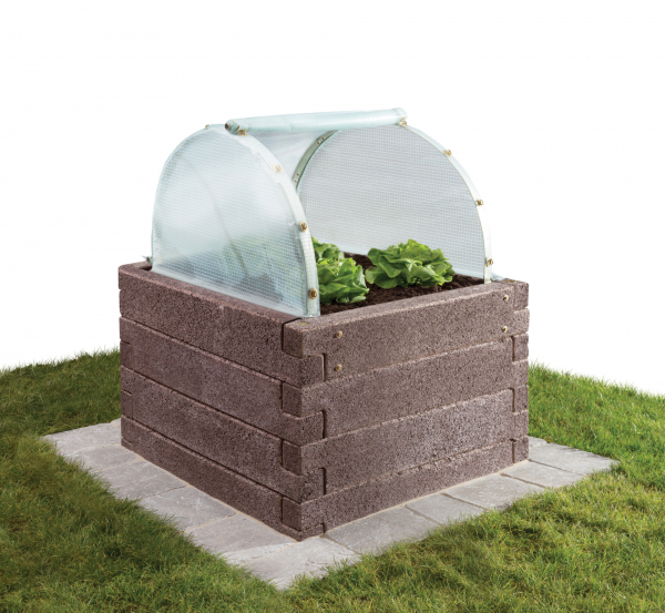 Fóliovníková nadstavba pre vysoký záhon Durisol tvaru štvorca K s priehľadnou fóliou a šalátom.