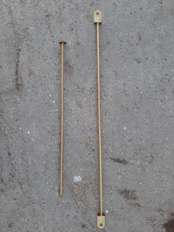 Porovnanie pozinkovanej tyce spojovacieho klina s dalsim spojovacim prvkom na podklade