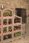 Detail zobrazuje ochranný koberček vložený do vinotékového modulu Durisol. Podložka chráni kontakt fliaš s povrchom modulu a zlepšuje ich uloženie.